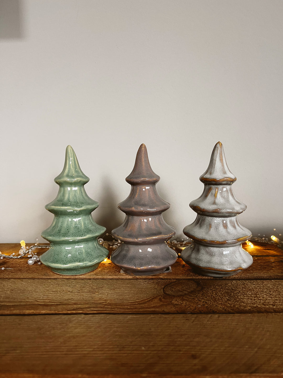 Kerstboom keramiek - 14,5 cm hoog - Groen/Wit/Grijs