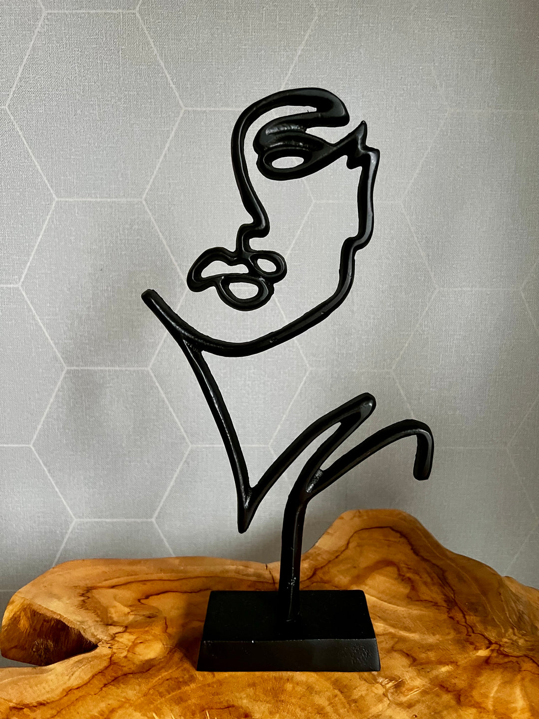 Ornament op standaard FACE - 19x6x33,5 cm - mat zwart