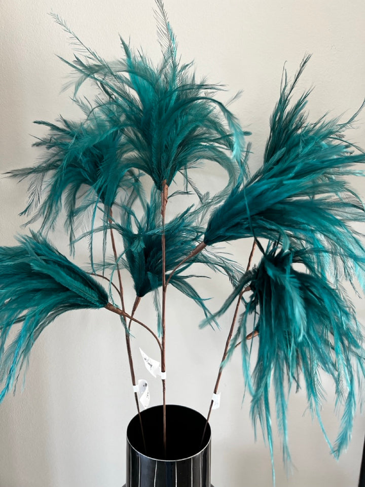 Shop the Look - Schwarze Vase SENUMA mit Federn