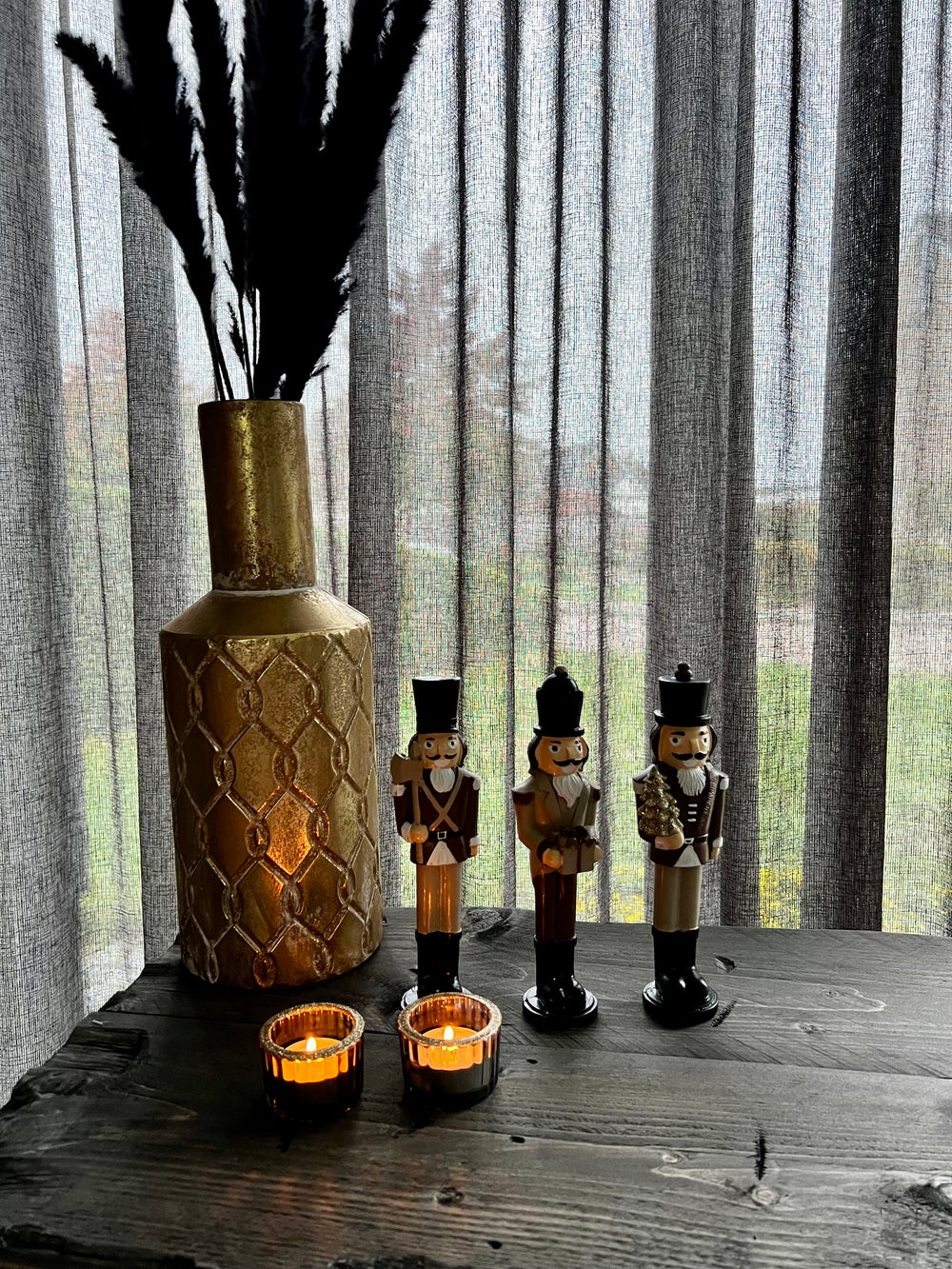 Notenkrakers met gouden vaas