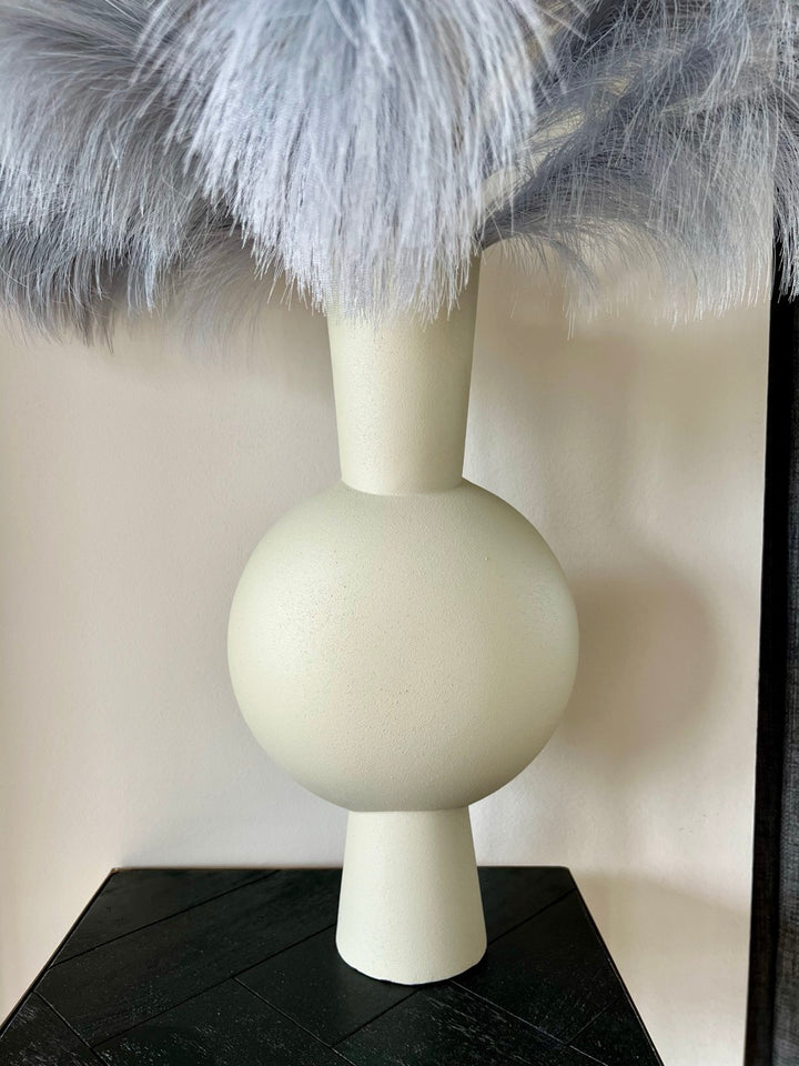 Moderne Metallvase - 40 cm hoch - beige/hellgrau