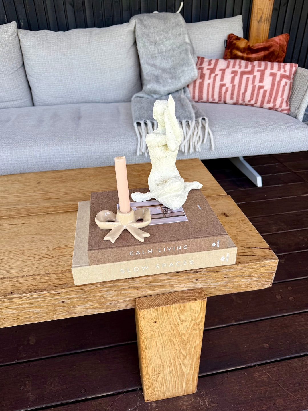 Complete decoratieset Calm Yoga Living op houten tafel met rustige lounge styling