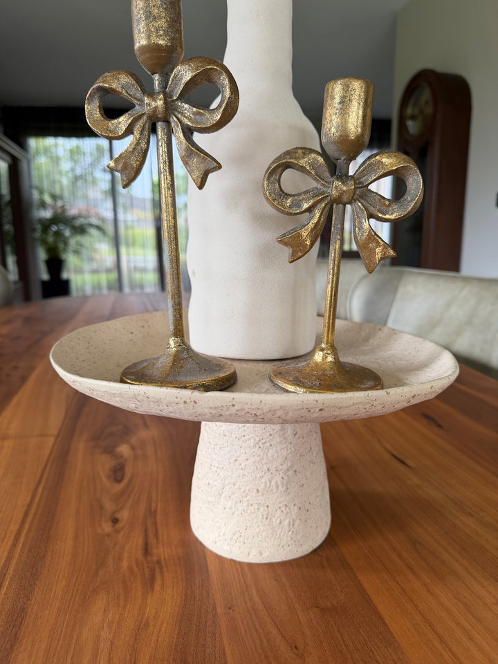 Gouden strik kandelaars op decoratieplateau uit decoratieset Soft Amber Harmony
