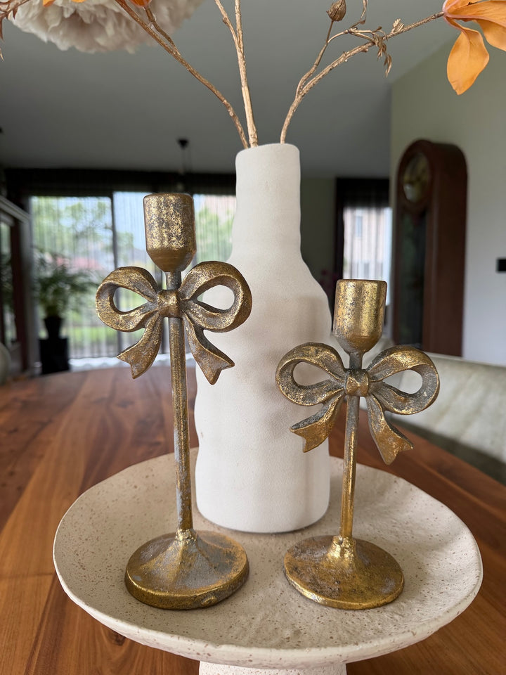 Moderne decoratieset Soft Amber Harmony met organische vaas en gouden kandelaars