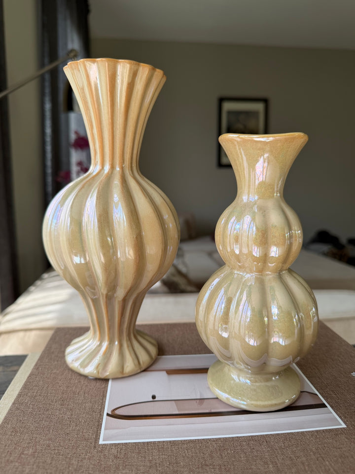 Beige keramieken vazen uit de Soft Glow Harmony decoratieset op luxe opbergboeken