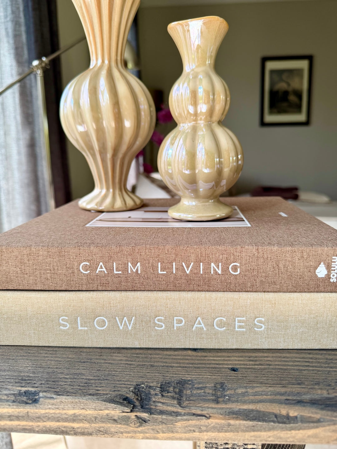 Detailfoto van beige woondecoratie set met opbergboeken Calm Living en Slow Spaces