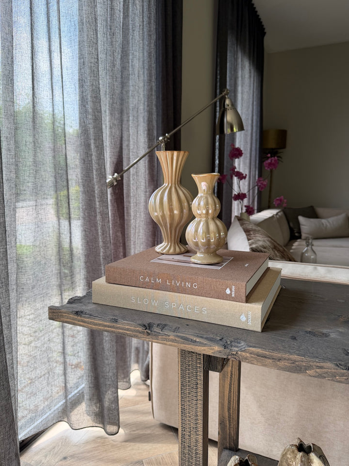 Stijlvolle Japandi decoratieset met keramieken vazen en beige decoratieboeken in woonkamer