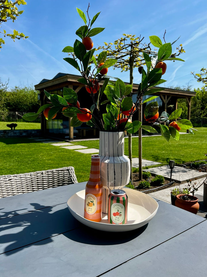 Shop the Look – Tablett mit 3 Vasen und orangen Zweigen