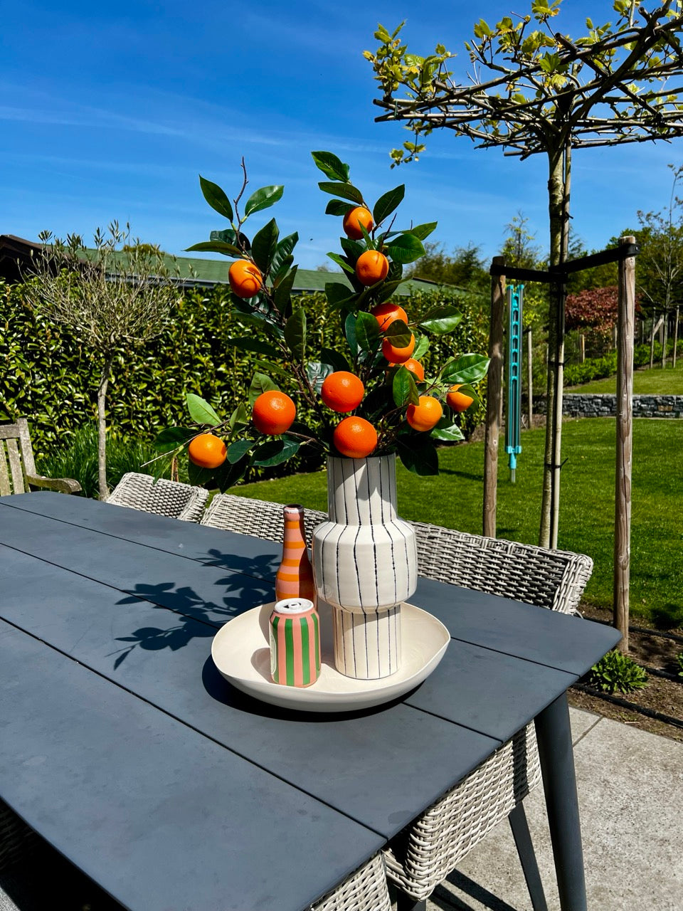 Shop the Look – Tablett mit 3 Vasen und orangen Zweigen