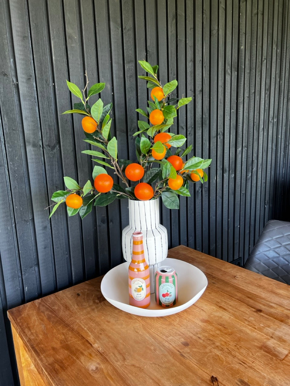 Shop the Look – Tablett mit 3 Vasen und orangen Zweigen