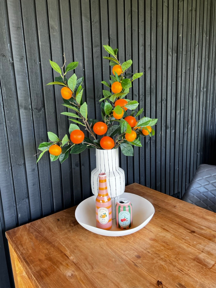 Shop the Look – Tablett mit 3 Vasen und orangen Zweigen