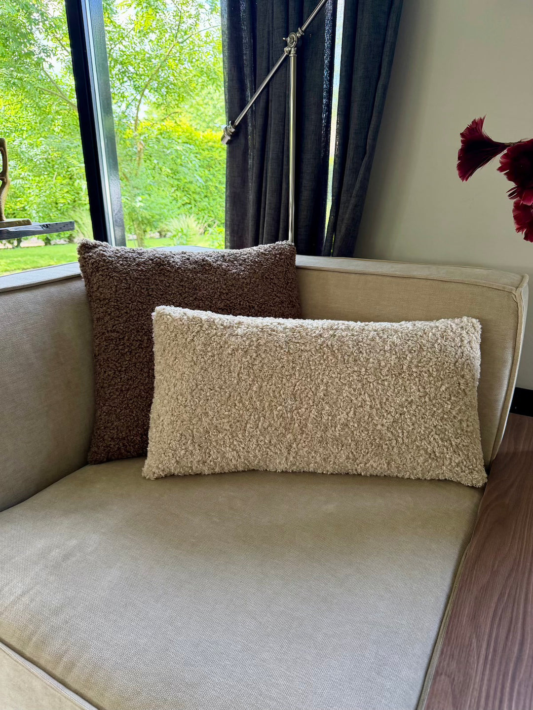 Bruin sierkussen Lina Warm Brown gecombineerd met beige kussen op bank