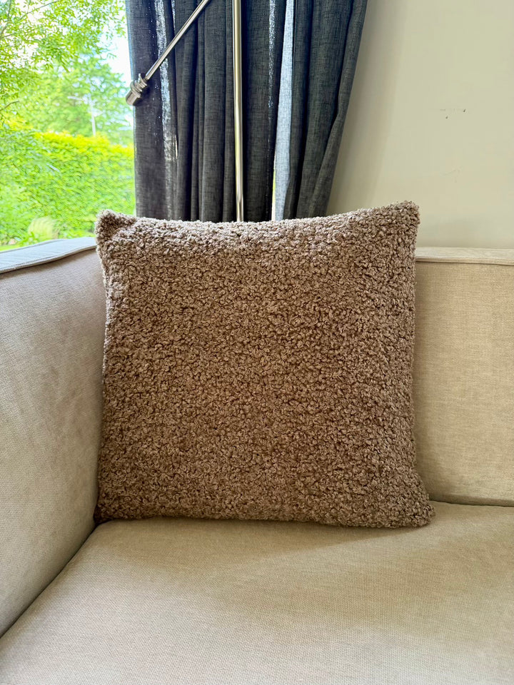Bruin fluffy sierkussen Lina Warm Brown op beige bank