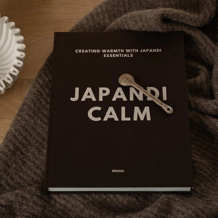 Opbergboek japandi calm met een lepel op een bruine deken