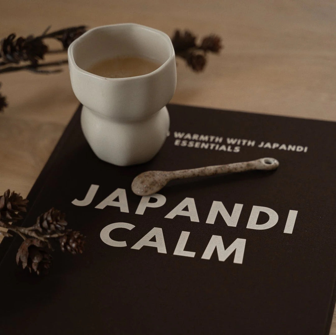 opbergboek japandi calm met lepel en kop thee