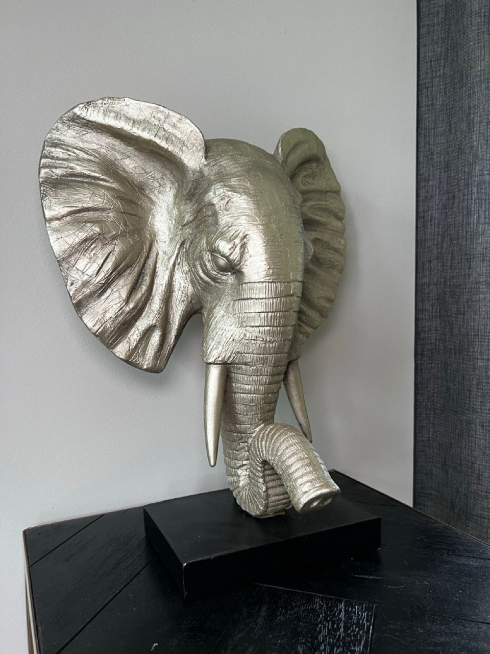 Ornament op voet ELEPHANT - 30x15x35,5 cm - licht goud