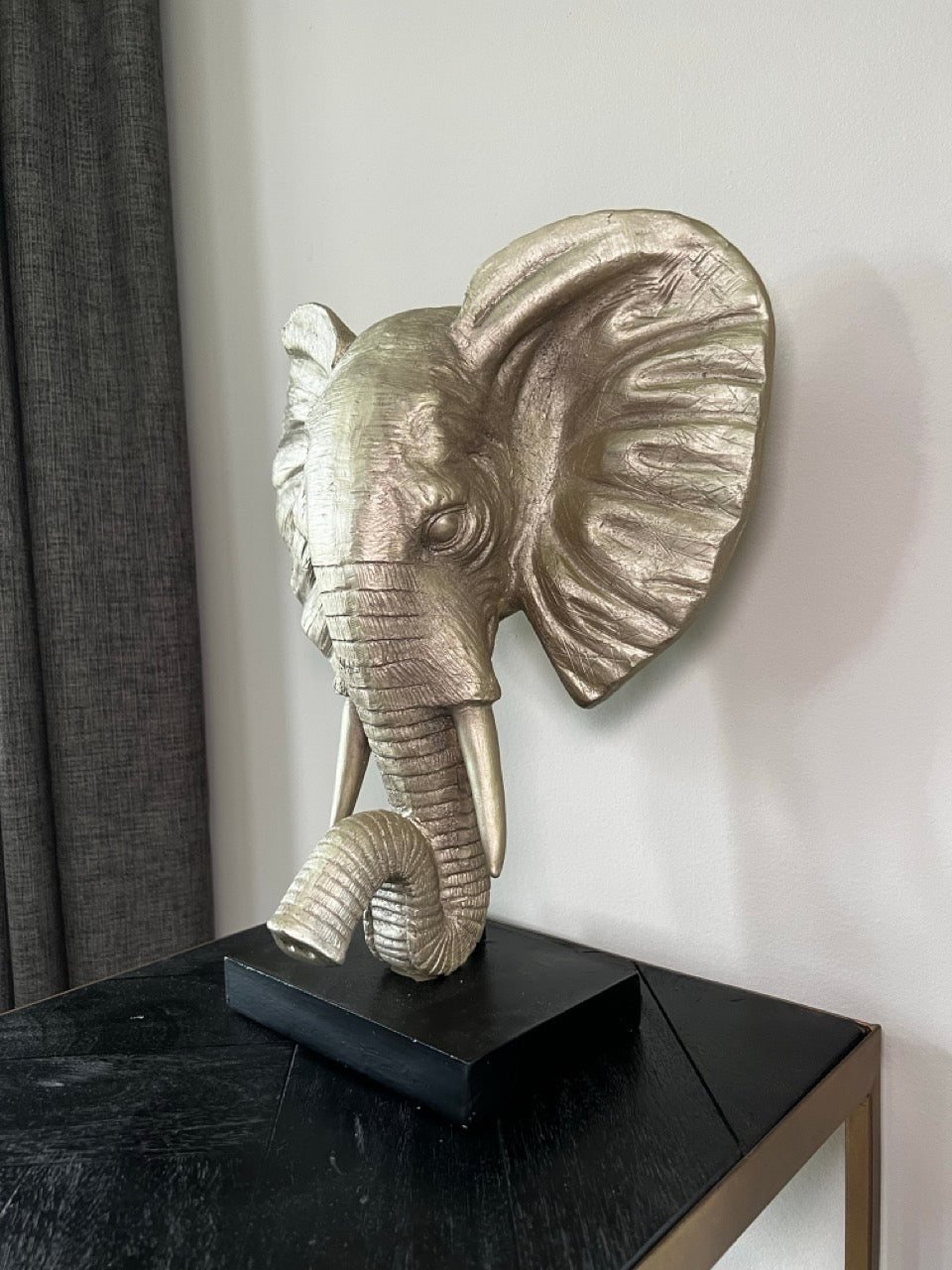 Ornament op voet ELEPHANT - 30x15x35,5 cm - licht goud
