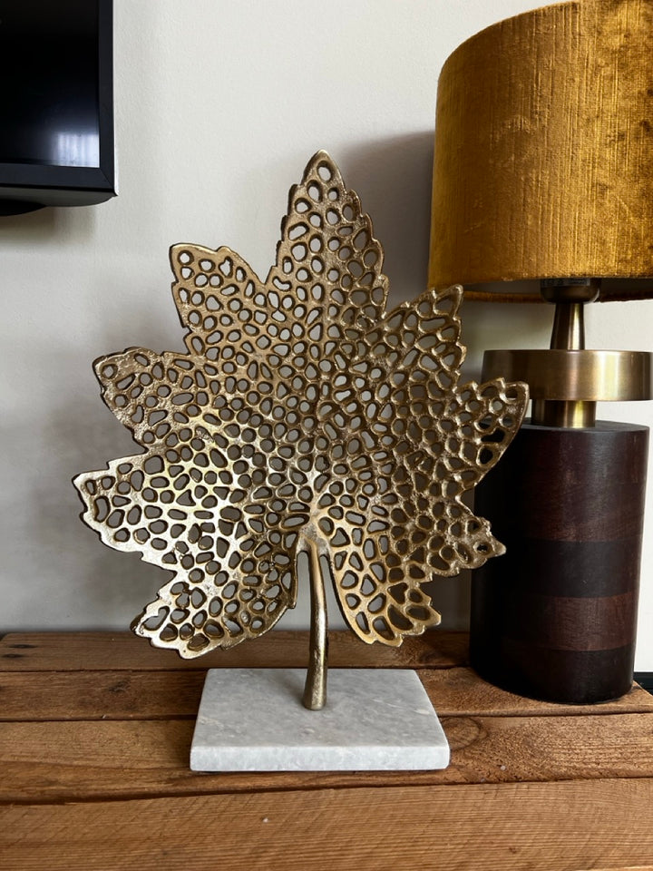 Ornament auf Fuß LEAF klein - 28x8x35 cm - Gold/Marmor weiß