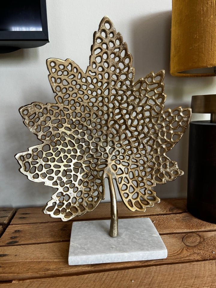 Ornament auf Fuß LEAF klein - 28x8x35 cm - Gold/Marmor weiß