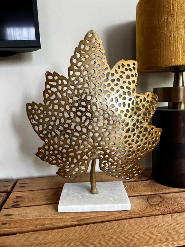 Ornament auf Fuß LEAF klein - 28x8x35 cm - Gold/Marmor weiß