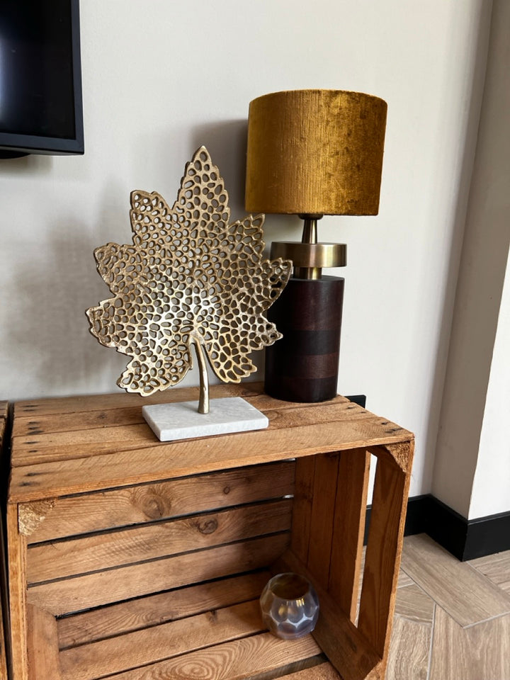 Ornament auf Fuß LEAF klein - 28x8x35 cm - Gold/Marmor weiß