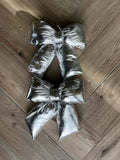 2er-Set Schleifenornamente aus Stoff – Silber – 29 cm