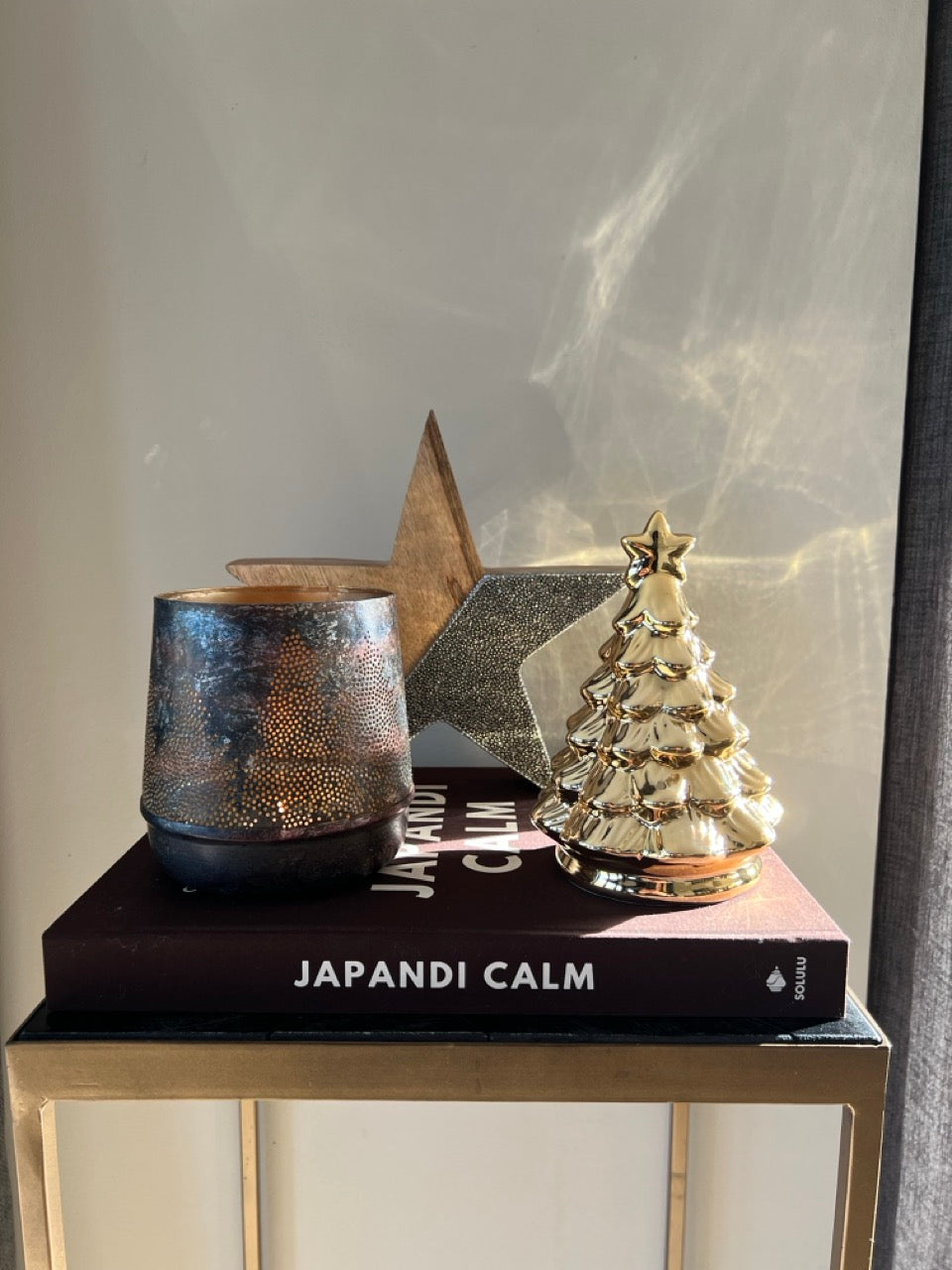 Shop the Kerstlook – Gouden Kerstdecoratie in Japandi Stijl