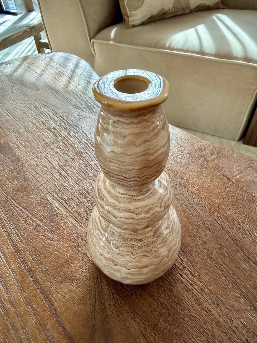 Zandkleurige kandelaar van steengoed met ronde vormen, 22 cm