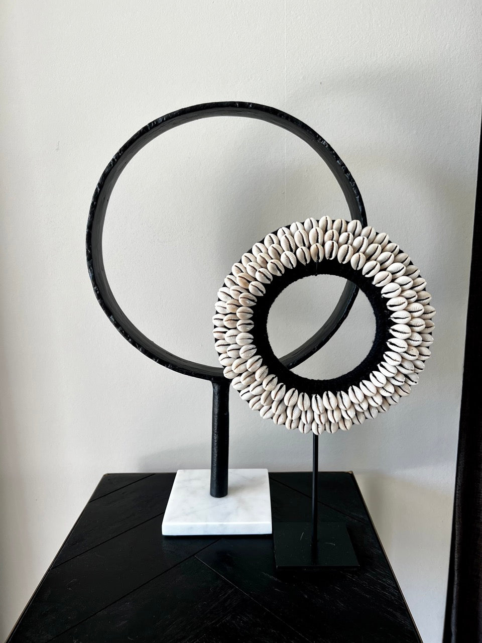 Schwarzer Metallring auf Marmorsockel - schwarz/weiß - 43 cm hoch