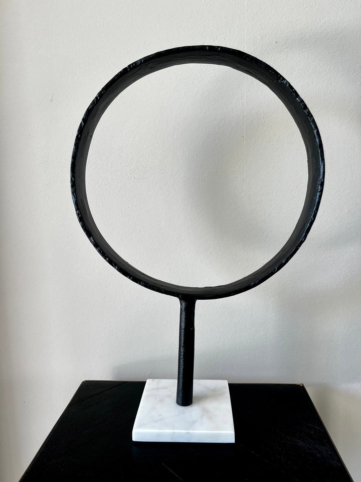 Schwarzer Metallring auf Marmorsockel - schwarz/weiß - 43 cm hoch