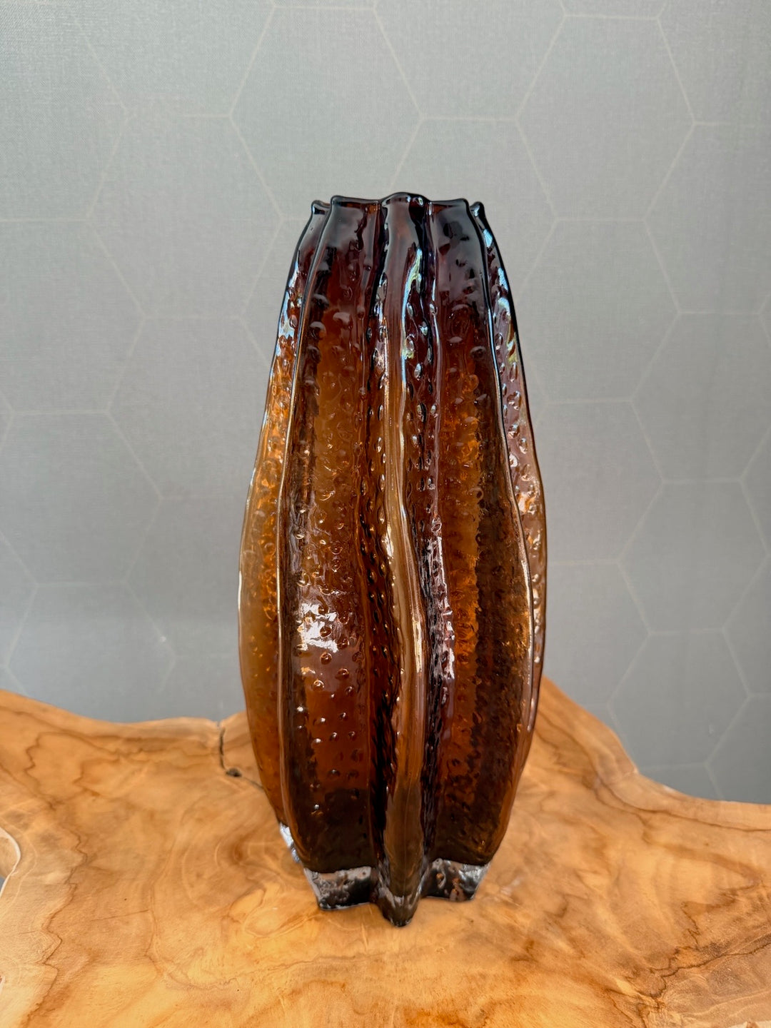 Amberkleurige glazen vaas met organische ribbelstructuur, 35 cm hoog