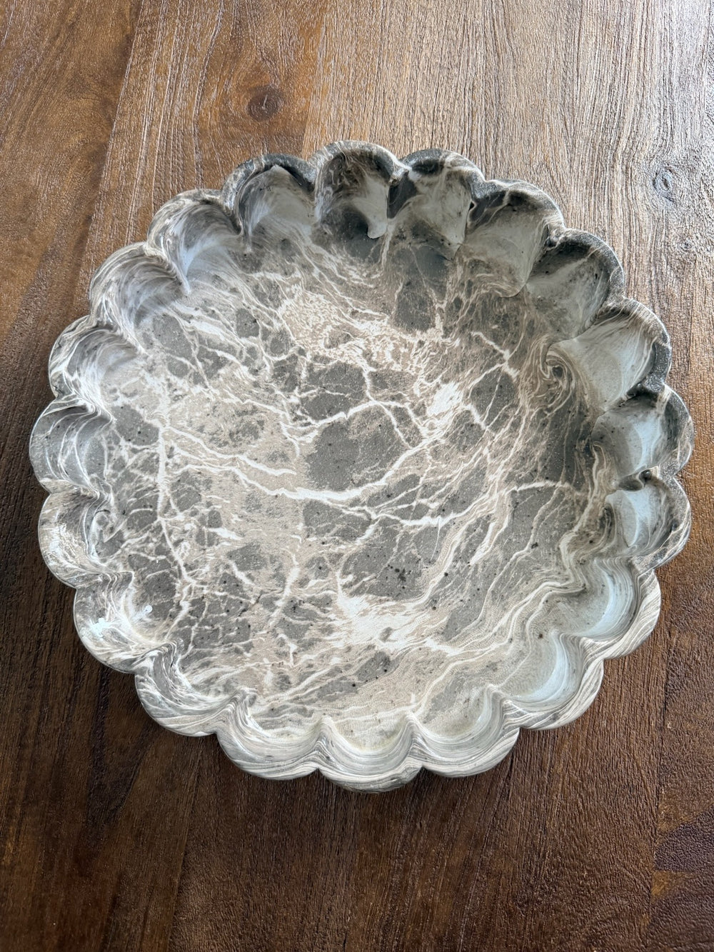 Rond decoratieplateau met bruine marmerlook en geschulpte rand van bovenaf