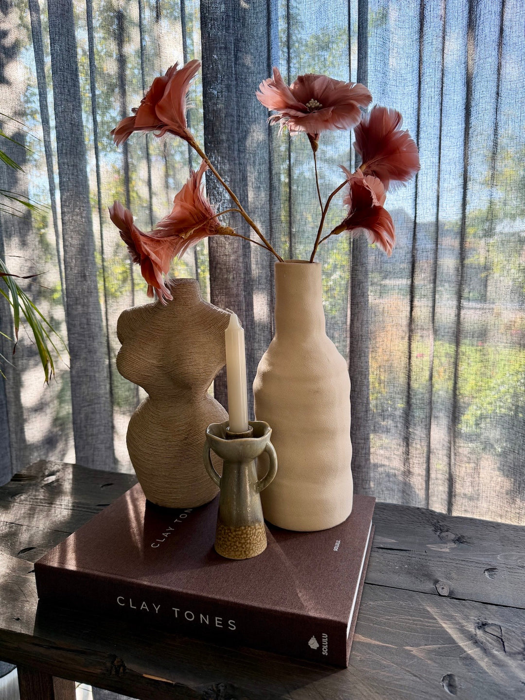 Decoratieset Clay &amp; Peach – sfeer en details van vaas, bloemen, Body ornament, opbergboek en kandelaar