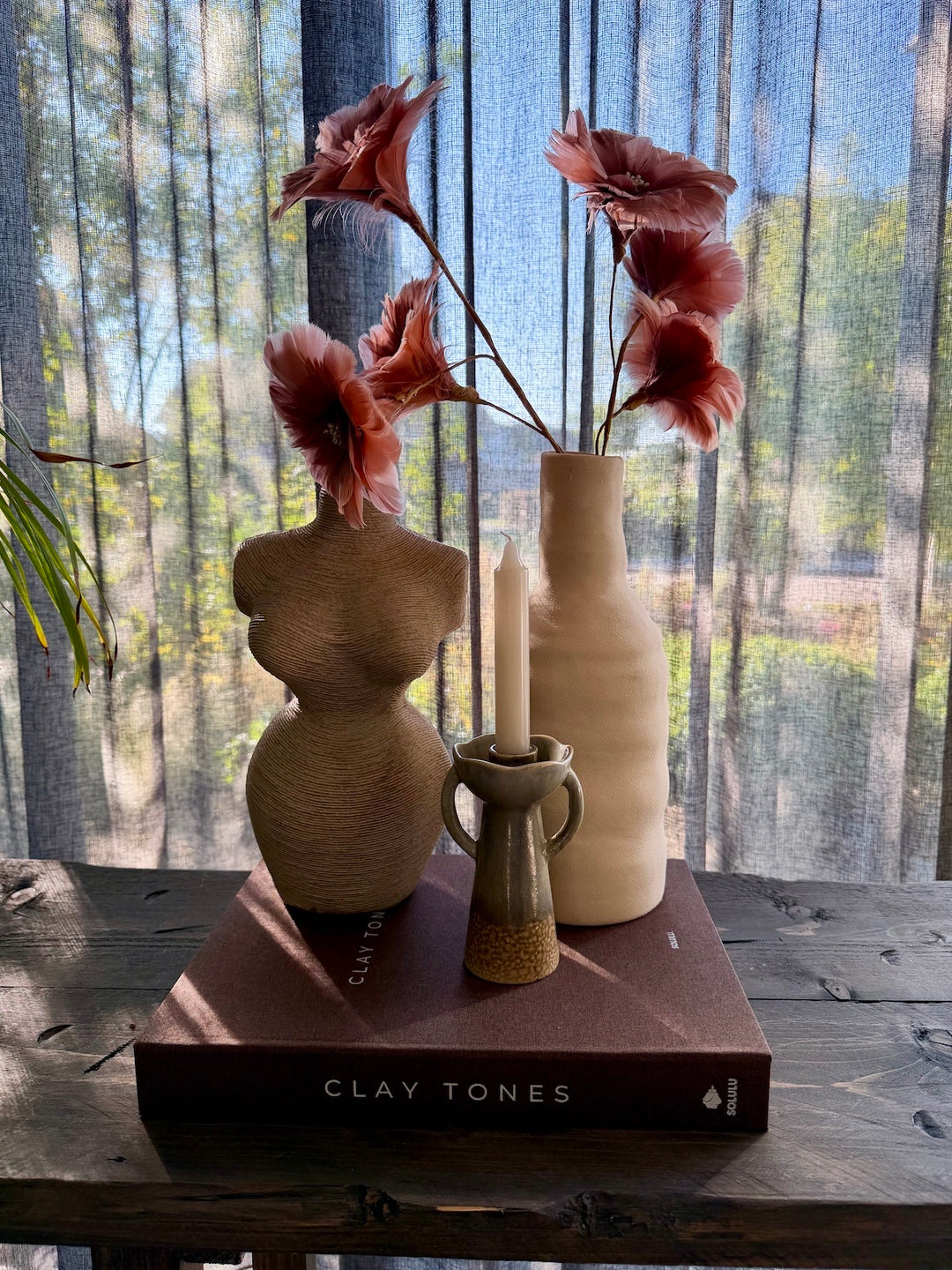 Decoratieset Clay & Peach – sfeer en details van vaas, bloemen, Body ornament, opbergboek en kandelaar