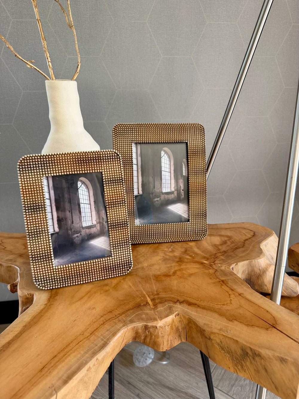 Bruine fotolijsten in twee formaten op een houten tafel