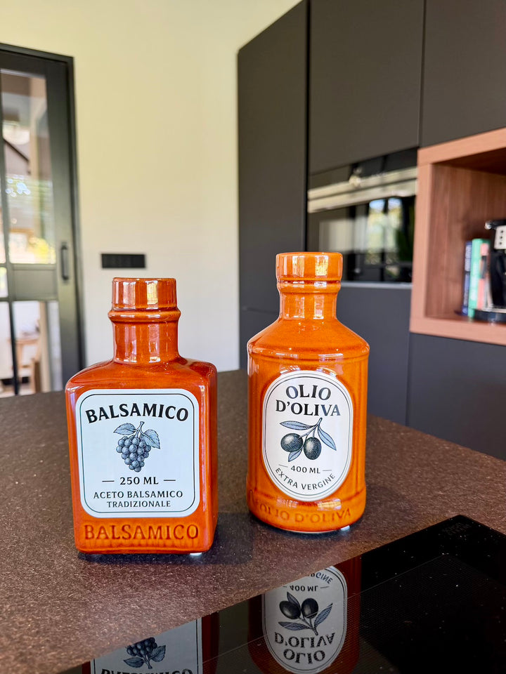 Keramieken Balsamico-vaas en Olio d’Oliva-vaas in warme bruintinten