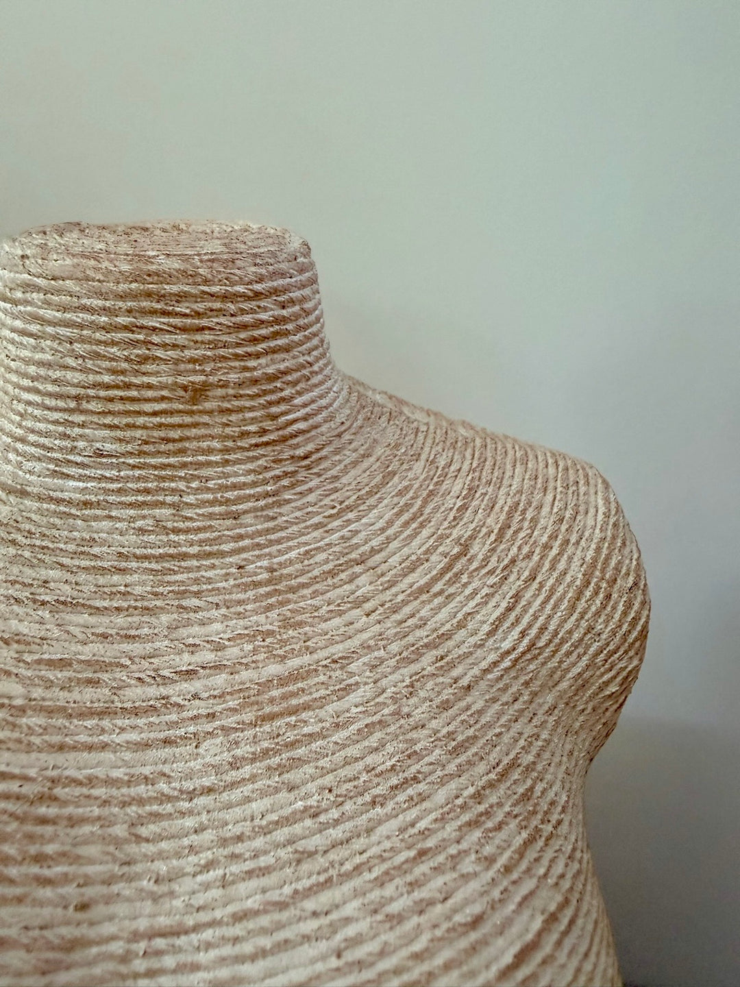 Detail van structuur op naturel ornament Body 28,5 cm
