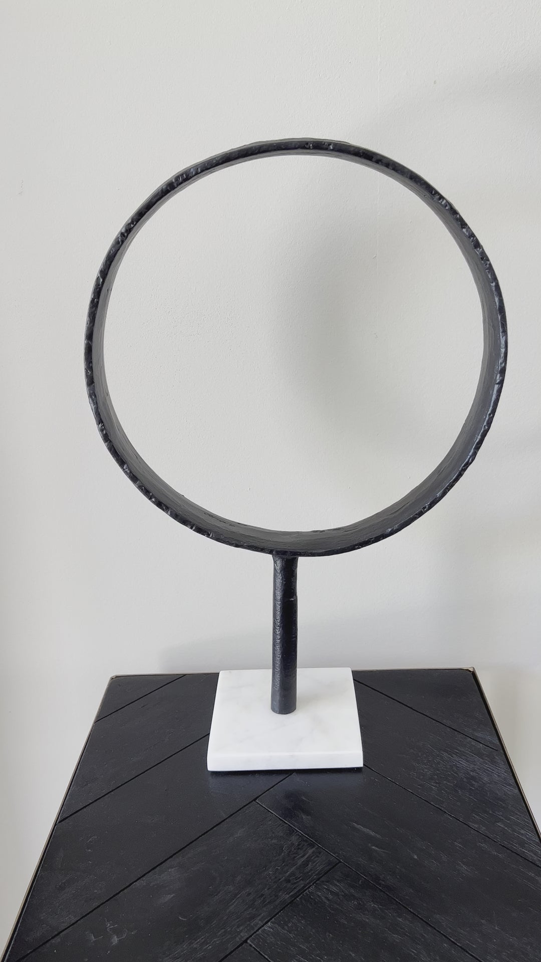 Schwarzer Metallring auf Marmorsockel - schwarz/weiß - 43 cm hoch