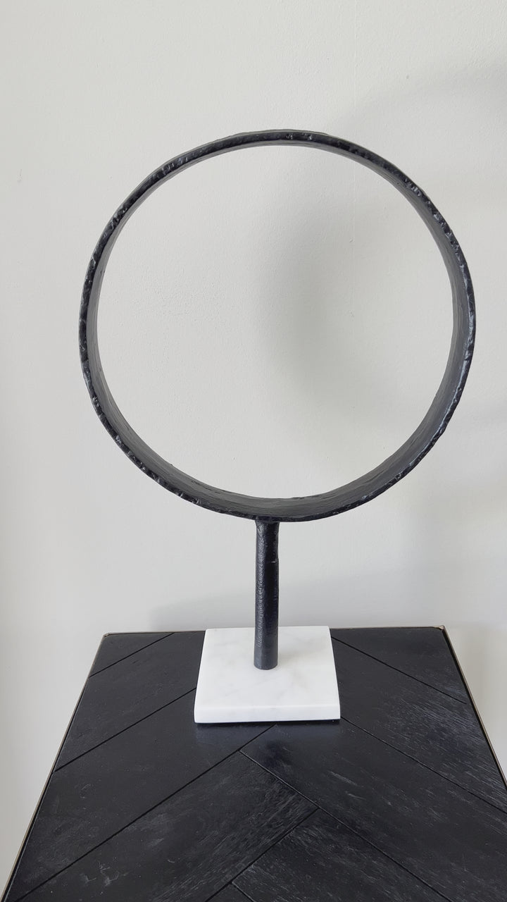 Schwarzer Metallring auf Marmorsockel - schwarz/weiß - 43 cm hoch