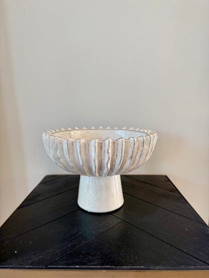 Beige keramieken schaal op voet met ribbels, diameter 20,5 cm