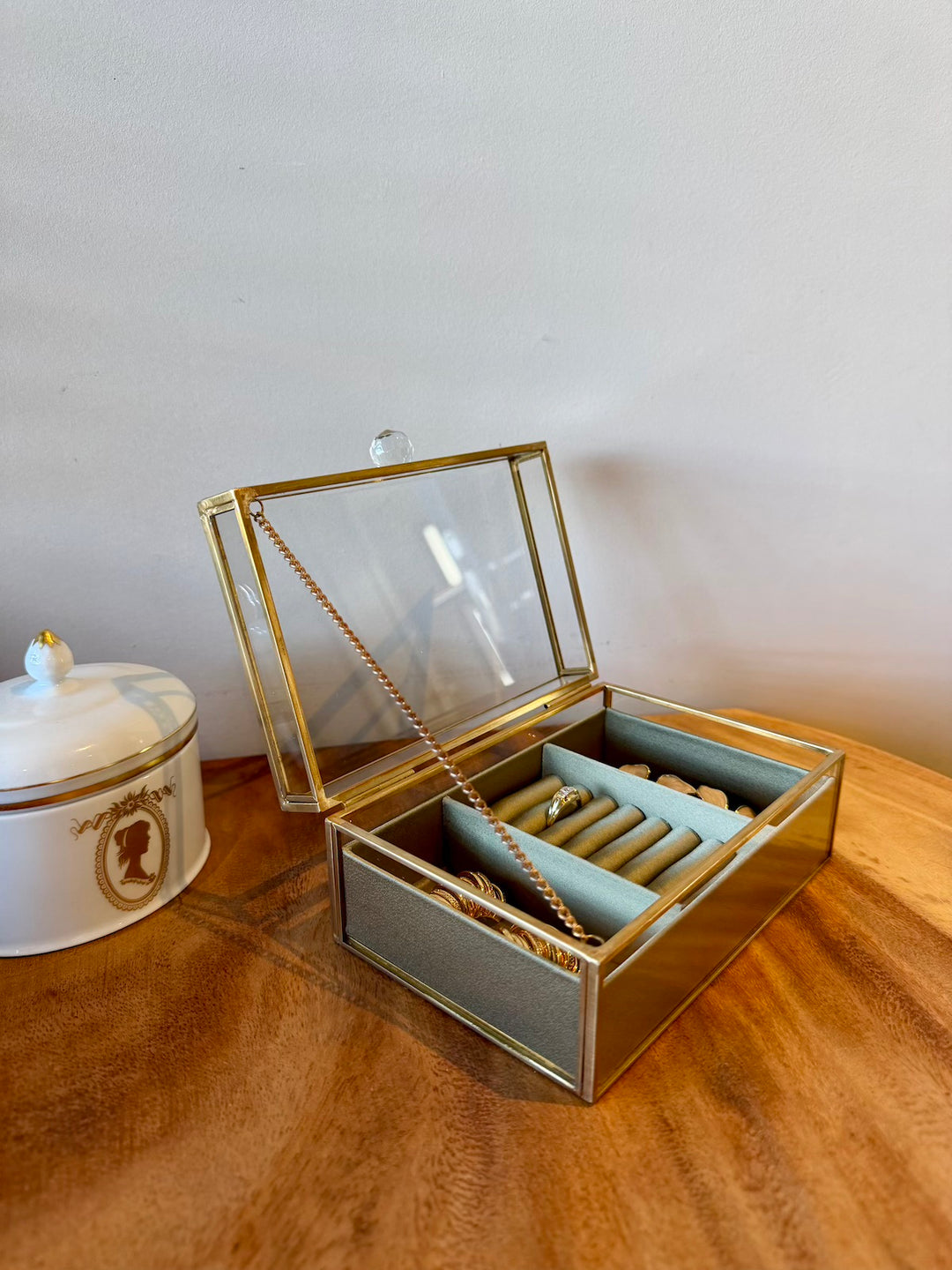 Sfeerfoto van het geopende sieradendoosje op een houten tafel