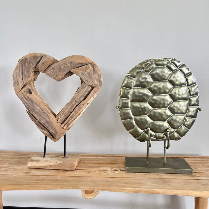 Teak houten Hart op standaard - 48 cm - erosion wood sfeerfoto