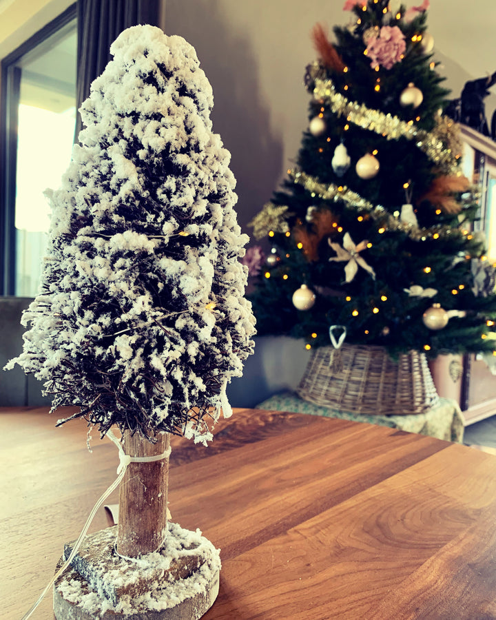 Weihnachtsbaum mit Lichtern und Schnee - grün auf Holz - ↑30 cm / ⌀ 10 cm