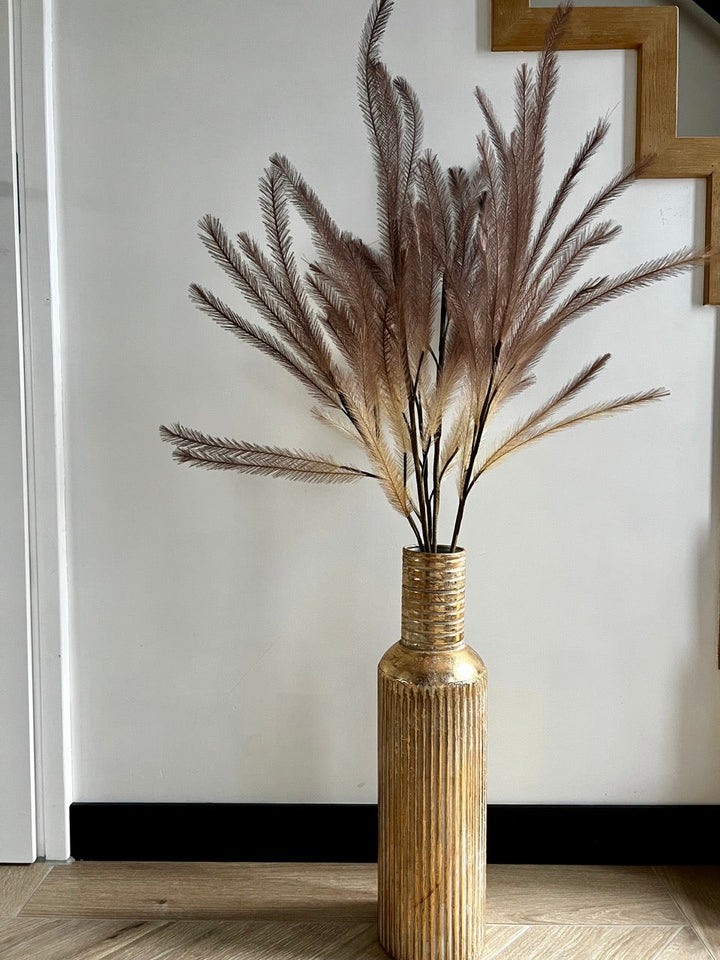 kunstmatige zandbruine pluimen in decoratieve vaas interieurdecoratie